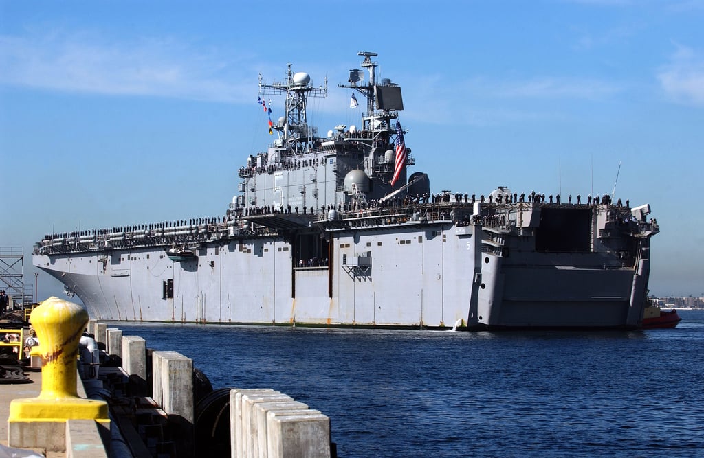 Us Navy Usn Sailors Man The Rails As The Usn Tarawa Class