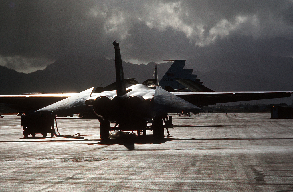 Звук позади самолета. Бомбардировщик f-111. Тактический бомбардировщик США. Закопанные бомбардировщики f-111. Ф16 вид сзади самолет.