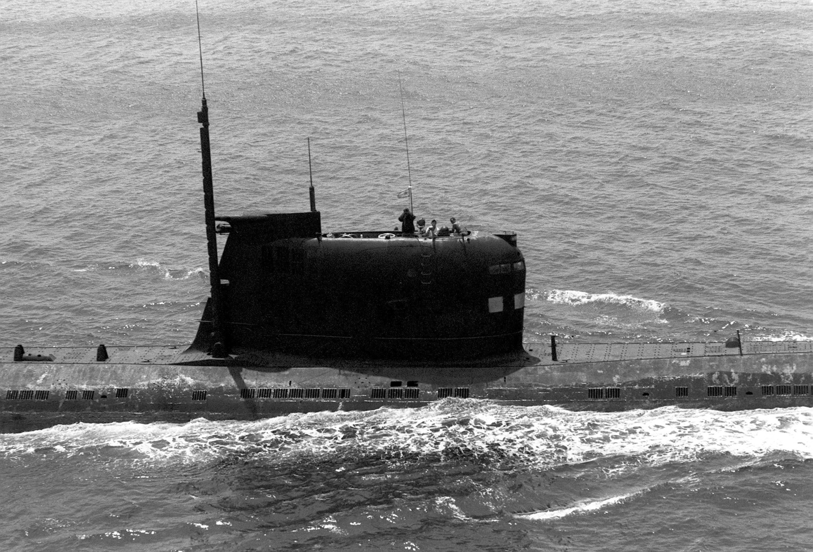 akula class submarine sails through destin