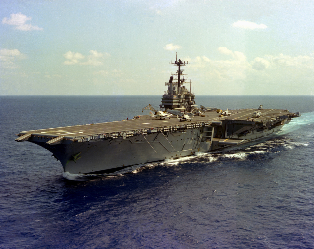 A port bow view of the aircraft carrier USS INDEPENDENCE (CV-62 ...