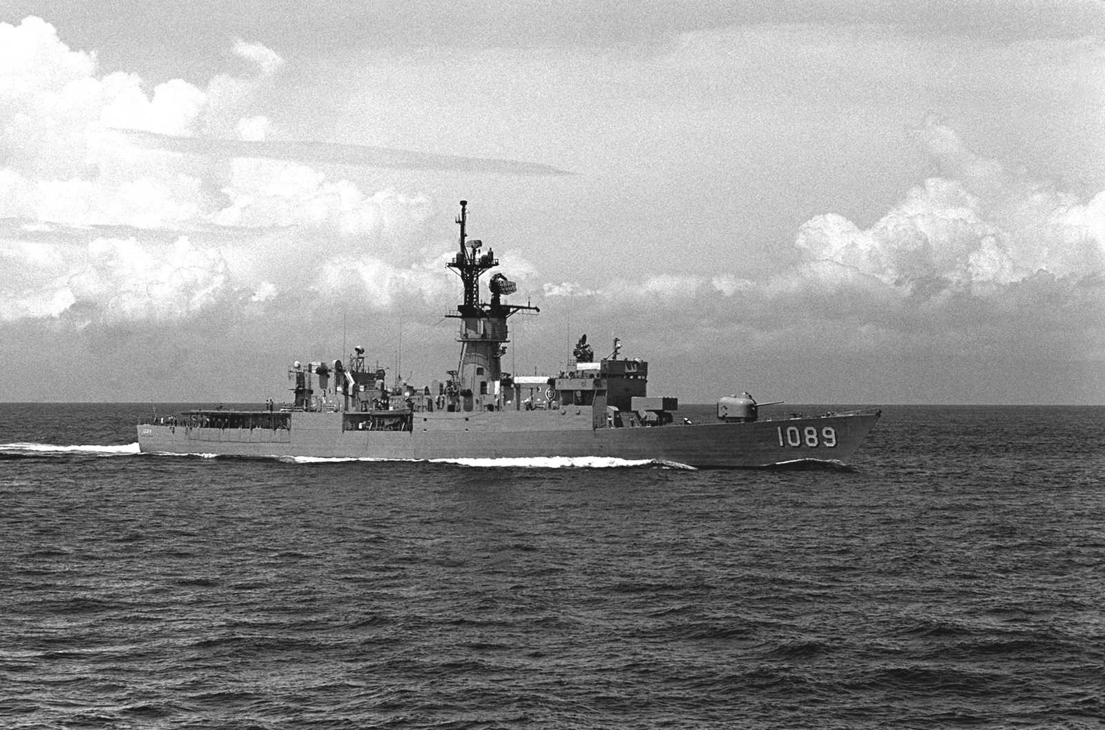 A starboard beam view of the frigate USS JESSE L. BROWN (FF-1089 ...