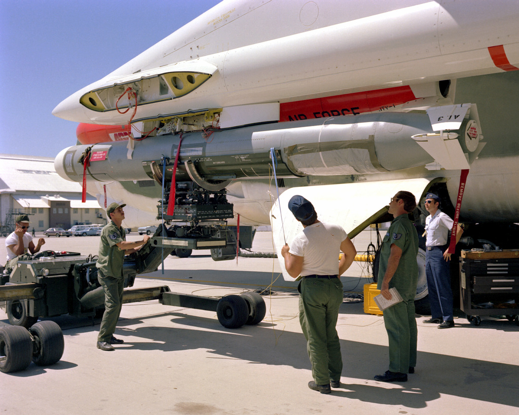 Eine Bodenbesatzung Lädt Einen Luftgestützten Marschflugkörper AGM-109 ...