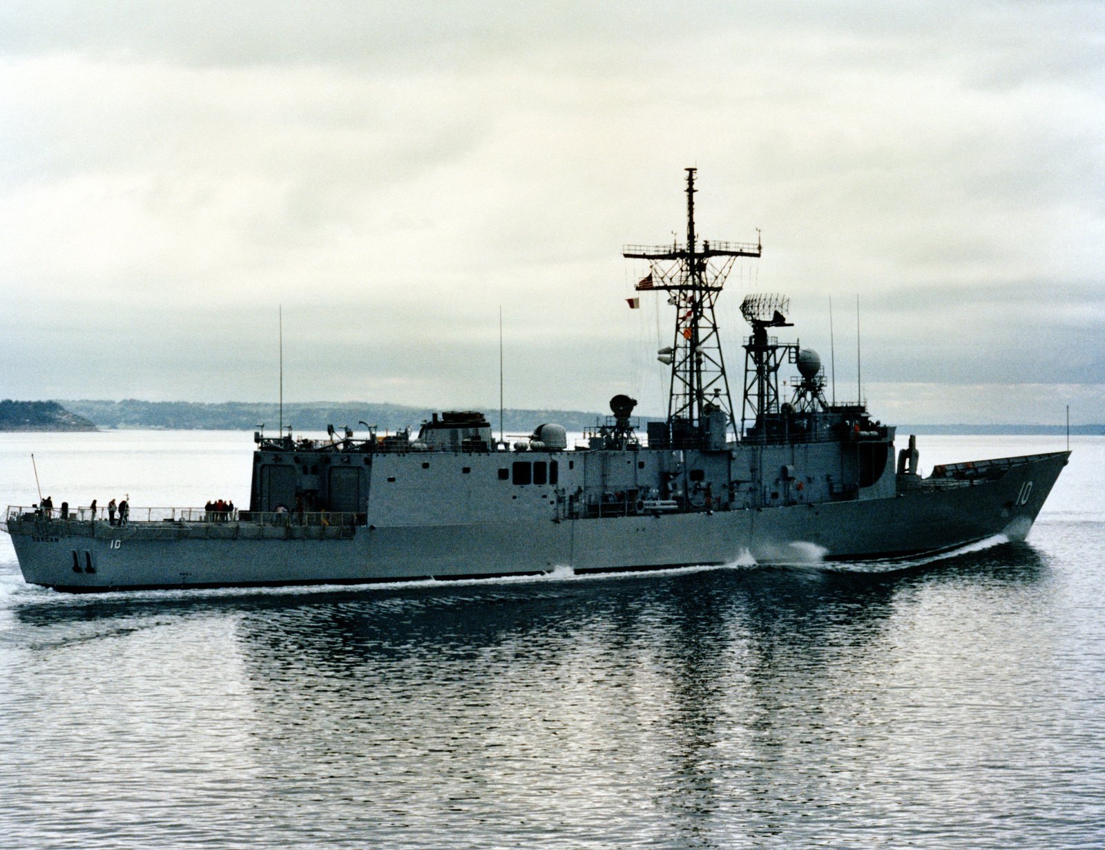 A starboard quarter view of the guided missile frigate DUNCAN (FFG 10 ...