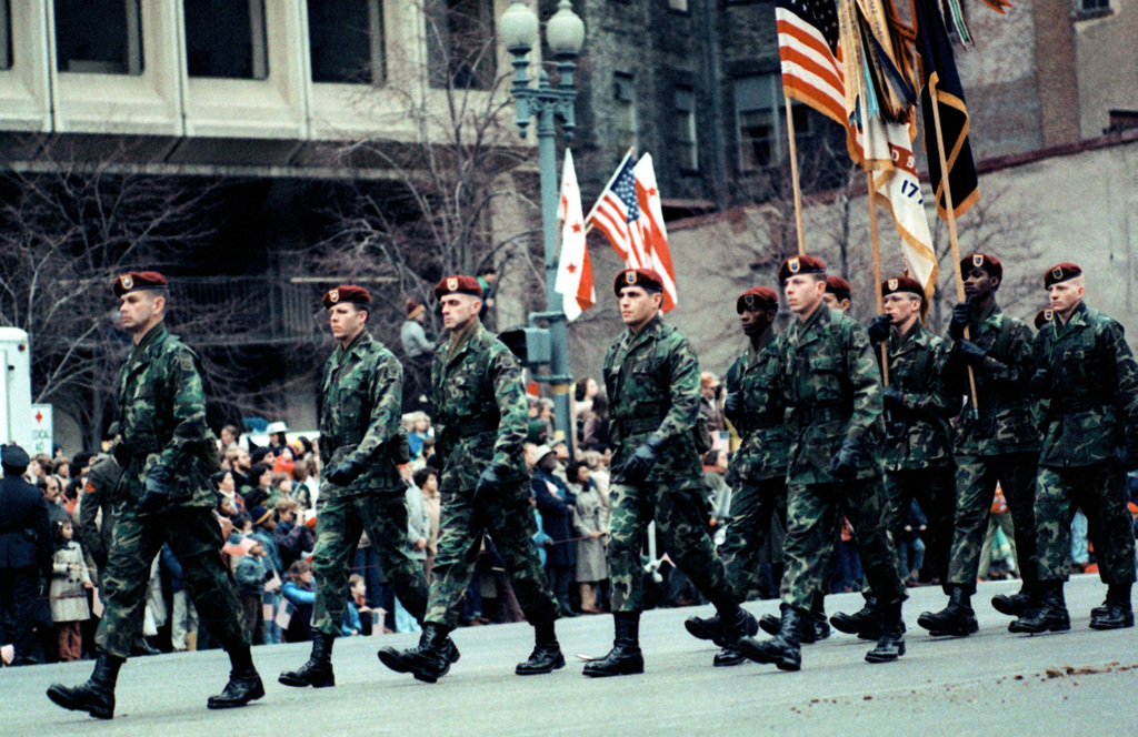 American marches. США маршируют.