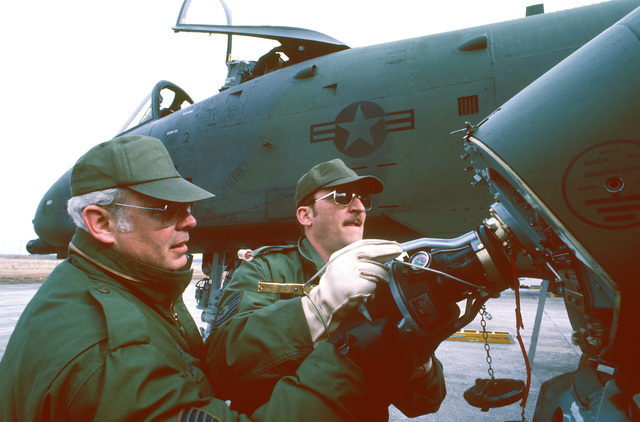 TSGT Dan Laughlin and TSGT Manny Ferrara refuel an A-10 Thunderbolt II ...