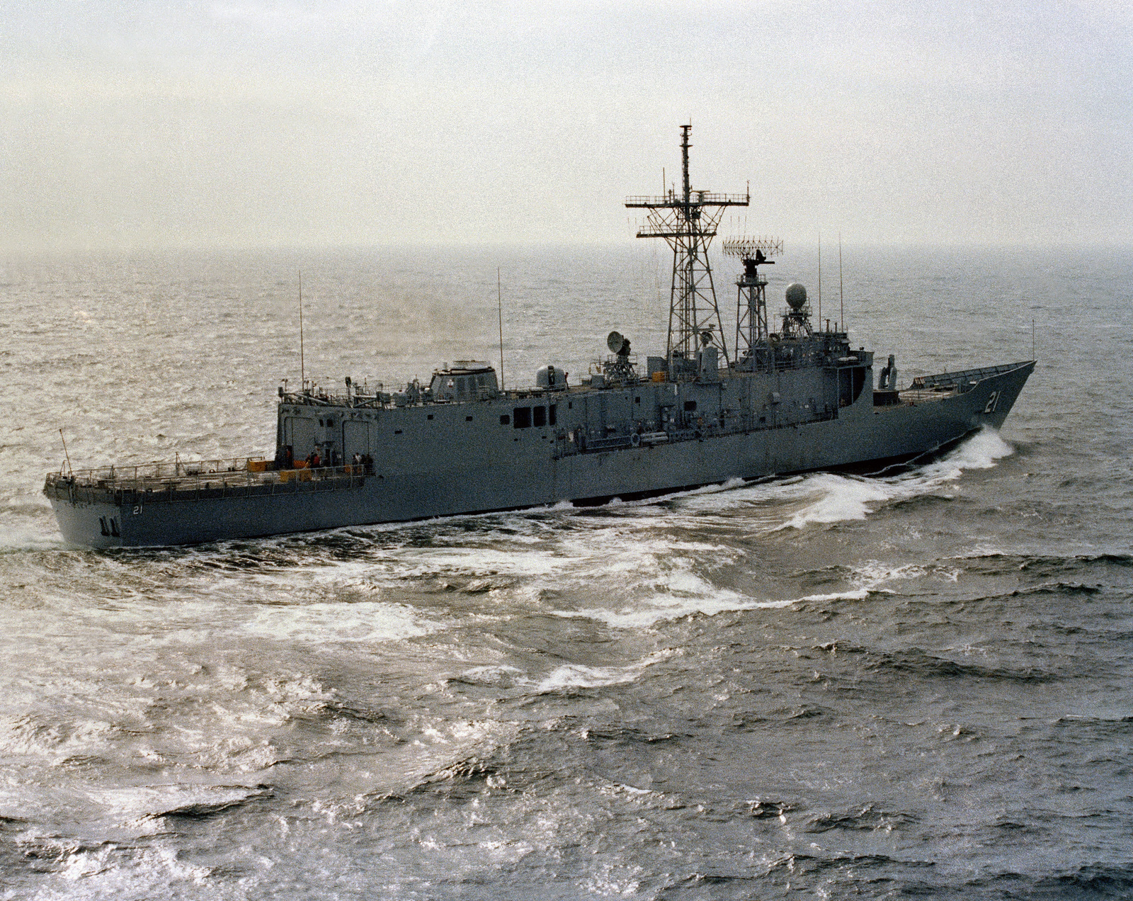 Aerial starboard quarter view of the Oliver Hazard Perry class guided ...