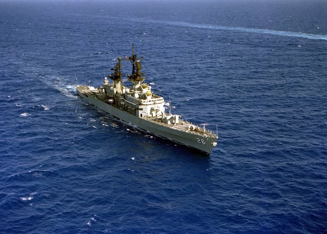 A starboard bow view of the guided missile cruiser USS BELKNAP (CG-26 ...