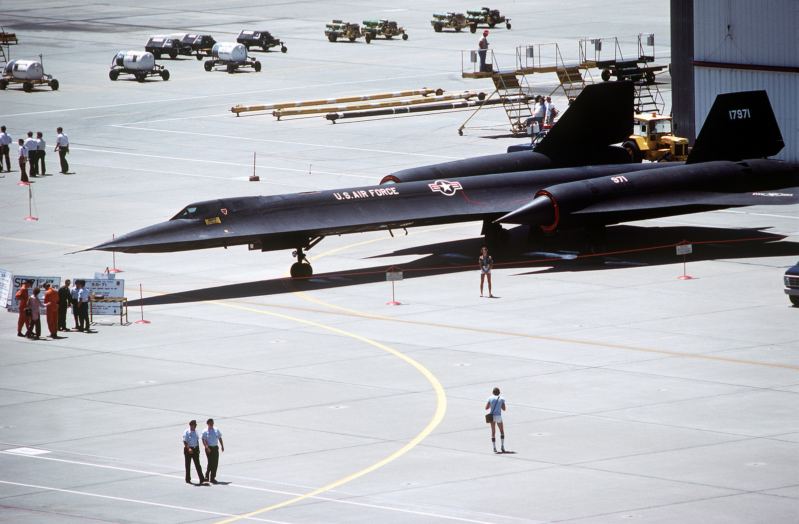 The sr. Lockheed SR-71. Lockheed SR-71 Blackbird. SR 71 самолет. Lockheed a-12 и SR-71.