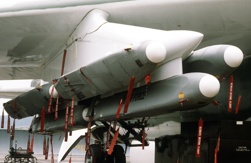 Пилон самолета. AGM-86 Крылатая ракета. Ракета AGM 86 ALCM. AGM-86b. AGM 158 b52.