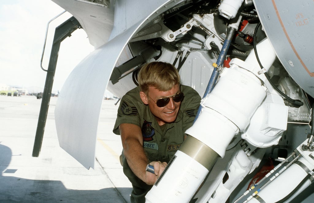 SSGT Rigsby pumps the jet fuel starter on an F-16 Fighting Falcon ...