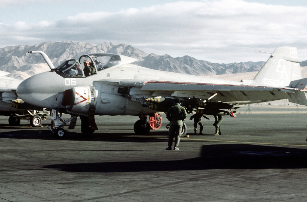 Flight line. A-6 Intruder. Посланник самолет. Бомбардировщик Посланник фото. Посланник самолет новый.