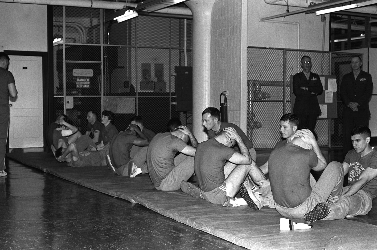 Marines of the 1ST Marine Corps District Headquarters do the sit-up ...