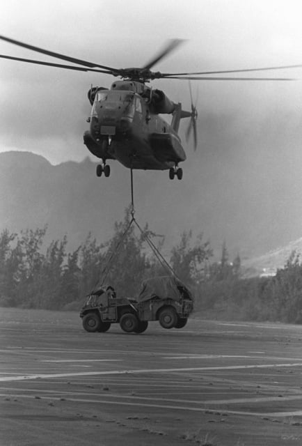 Men of Marine Helicopter Squadron Heavy 463 use a CH-53 Sea Stallion ...