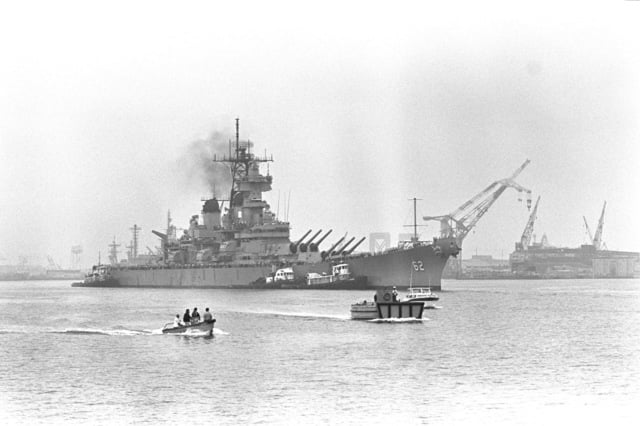 Starboard view of the battleship NEW JERSEY (BB-62) being maneuvered ...