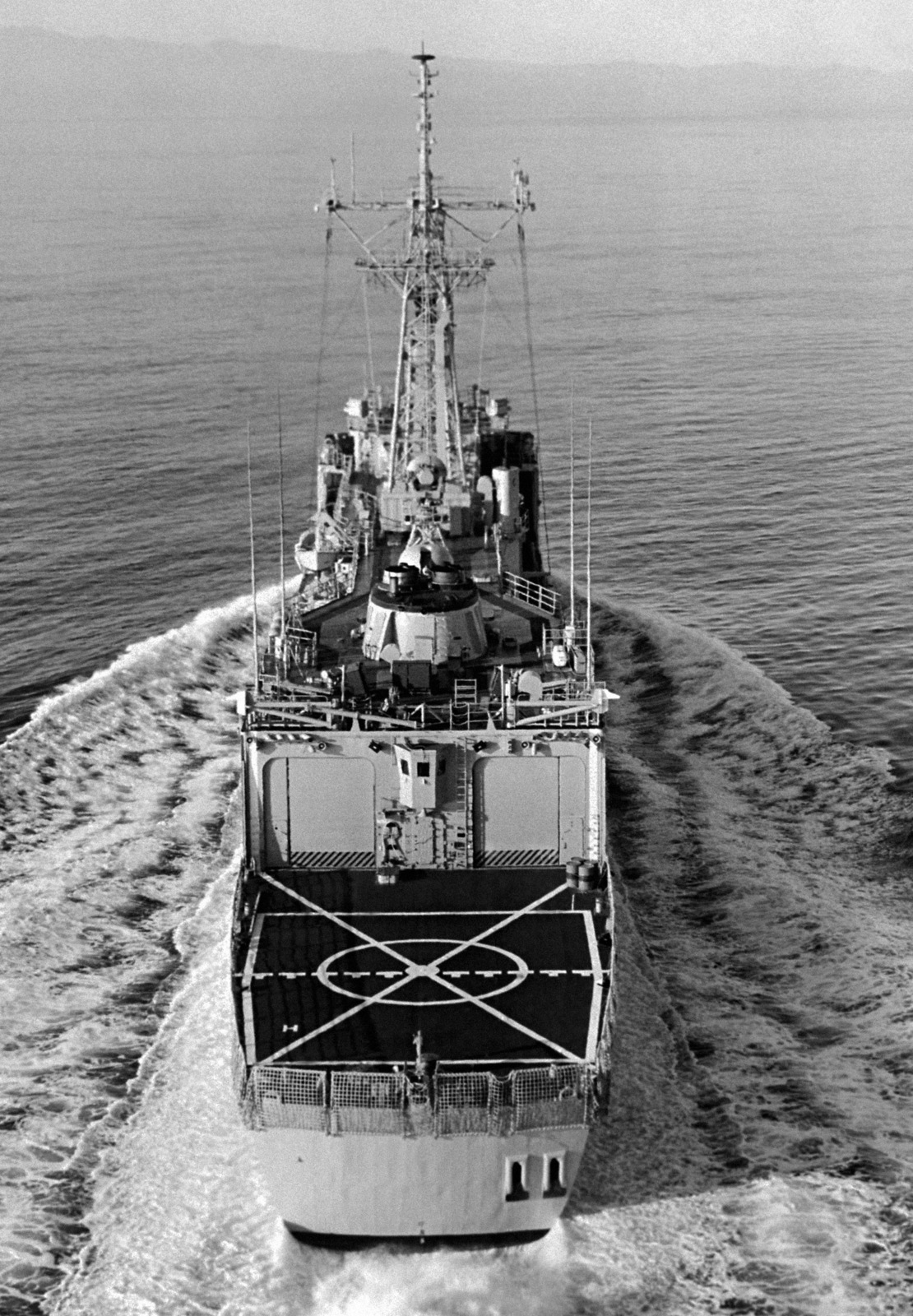 A stern view of the Australian frigate SYDNEY (F-03) underway - NARA ...