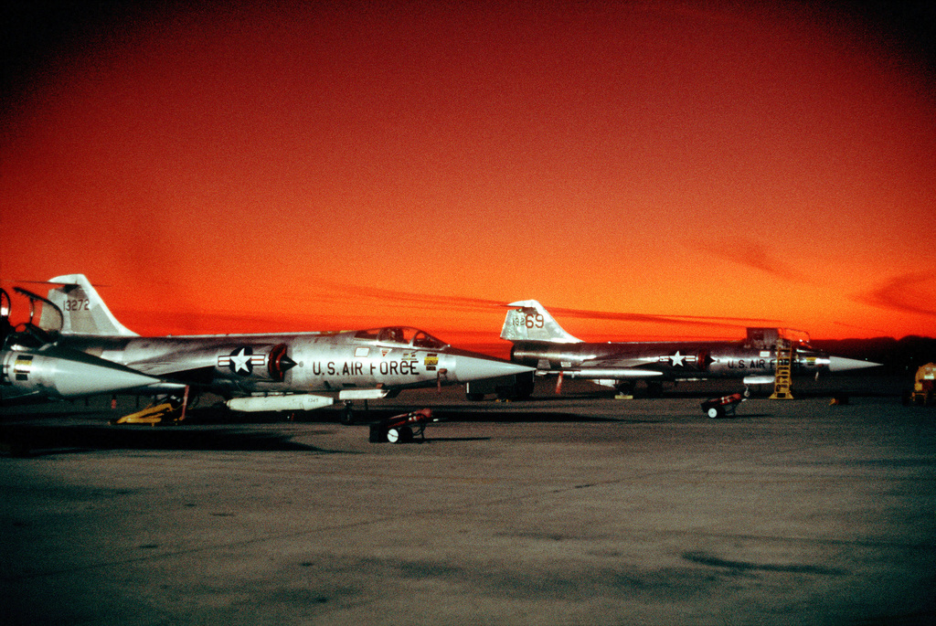 Самолет на закате. F-104d Starfighter Германии.