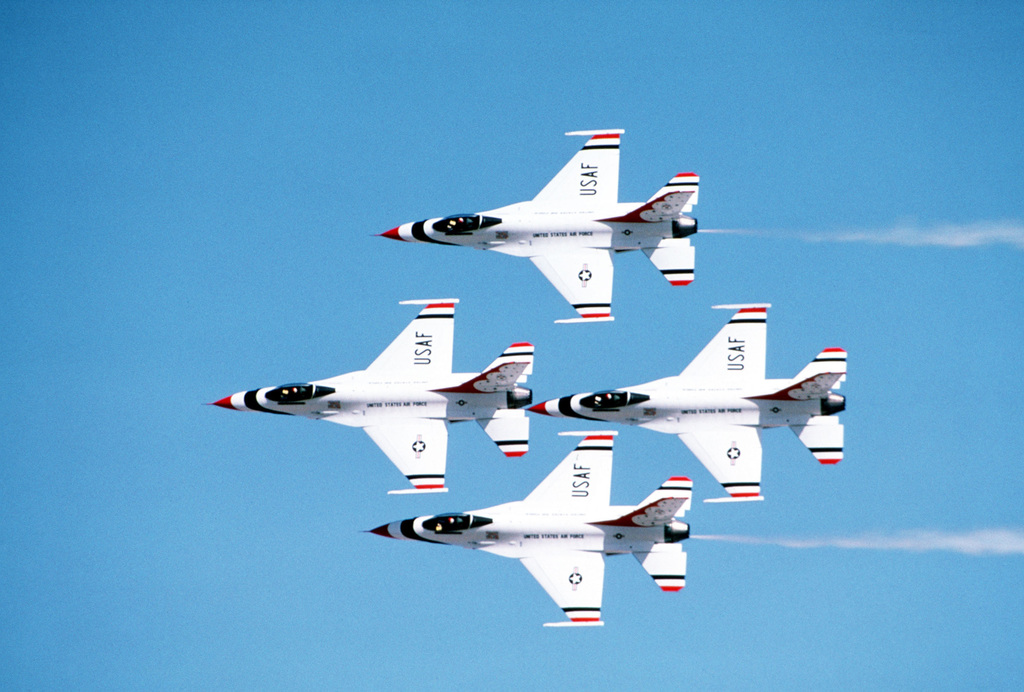 Четыре истребителя. F-16 самолет Thunderbirds. Быстрые Соколы самолеты. F 16 Air show. Построение истребителей в форме ромба.