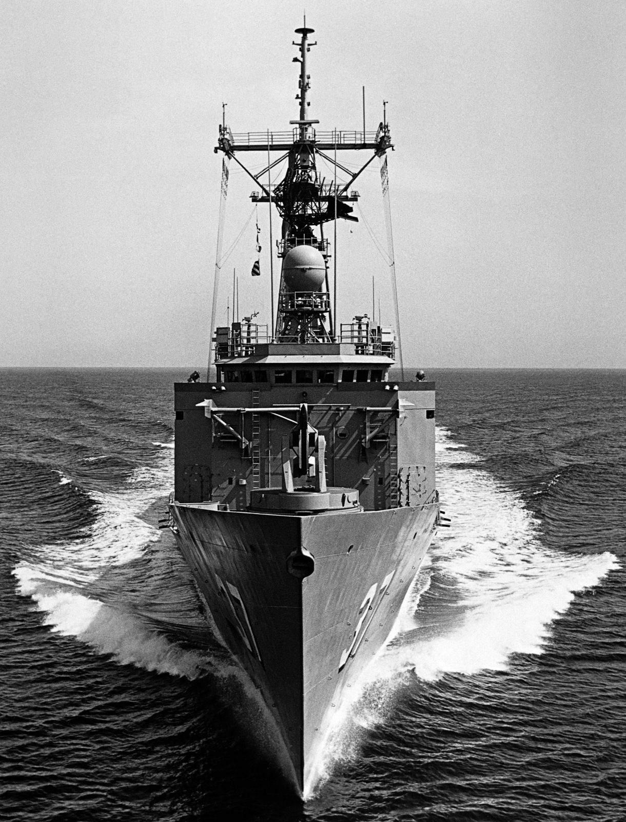 A bow view of the guided missile frigate USS CROMMELIN (FFG 37 ...