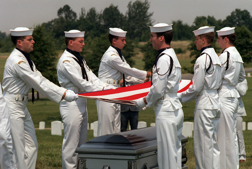 File:US Navy 080627-N-6914S-022 The Navy Ceremonial Honor Guard present the  colors at the Washington Nationals baseball game.jpg - Wikimedia Commons