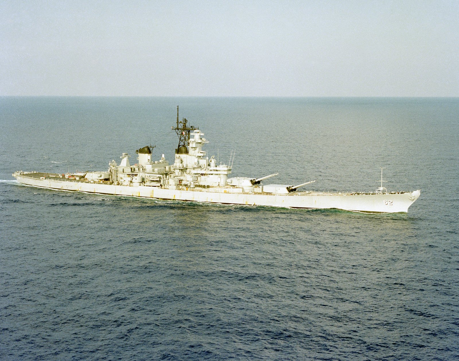 A starboard view of the battleship USS NEW JERSEY (BB 62) underway ...