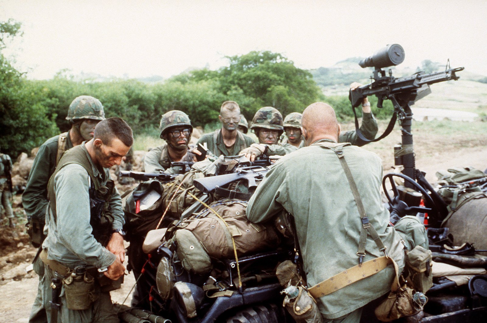 armée américaine Members-of-the-175th-rangers-are-briefed-on-plans-for-a-night-patrol-during-7e630b-1600