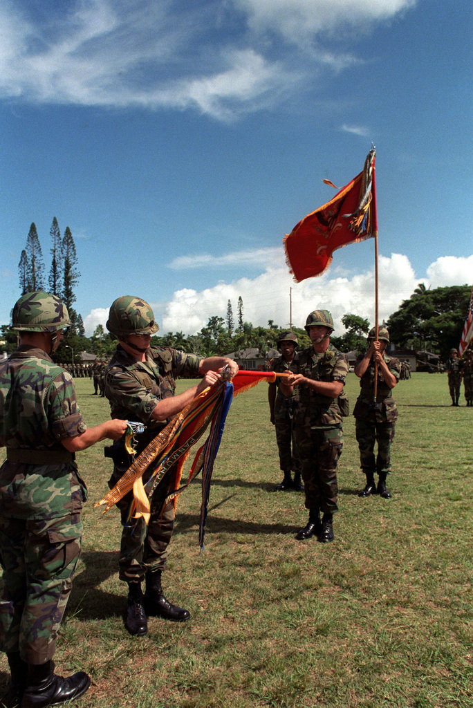 File:Division leaders present first 'Mountain Tough' marksmanship streamers  131213-A-CU446-340.jpg - Wikimedia Commons