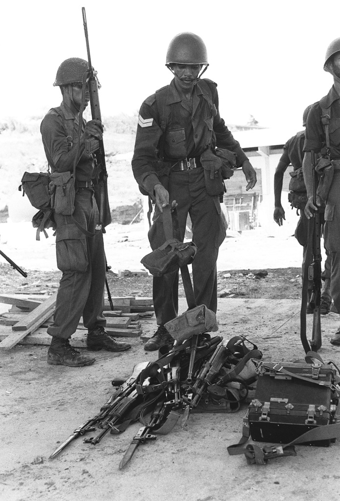 Armed am. Солдат ira FN fal. FN fal во Вьетнаме. African Soldier with FN fal.