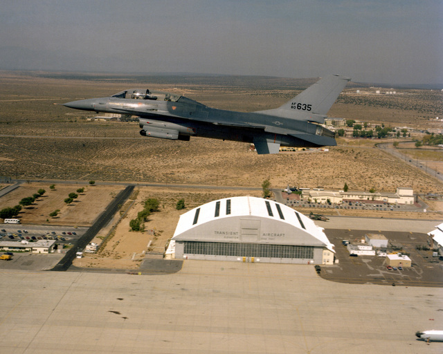 An air-to-air right rear view of an F-16B Fighting Falcon aircraft on ...