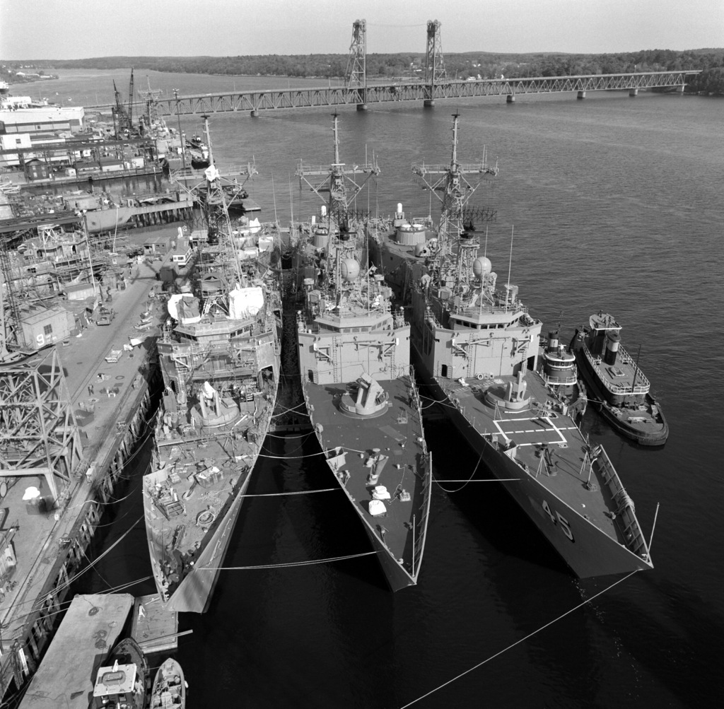 An elevated bow view of the guided missile frigate NICHOLAS (FFG-47 ...