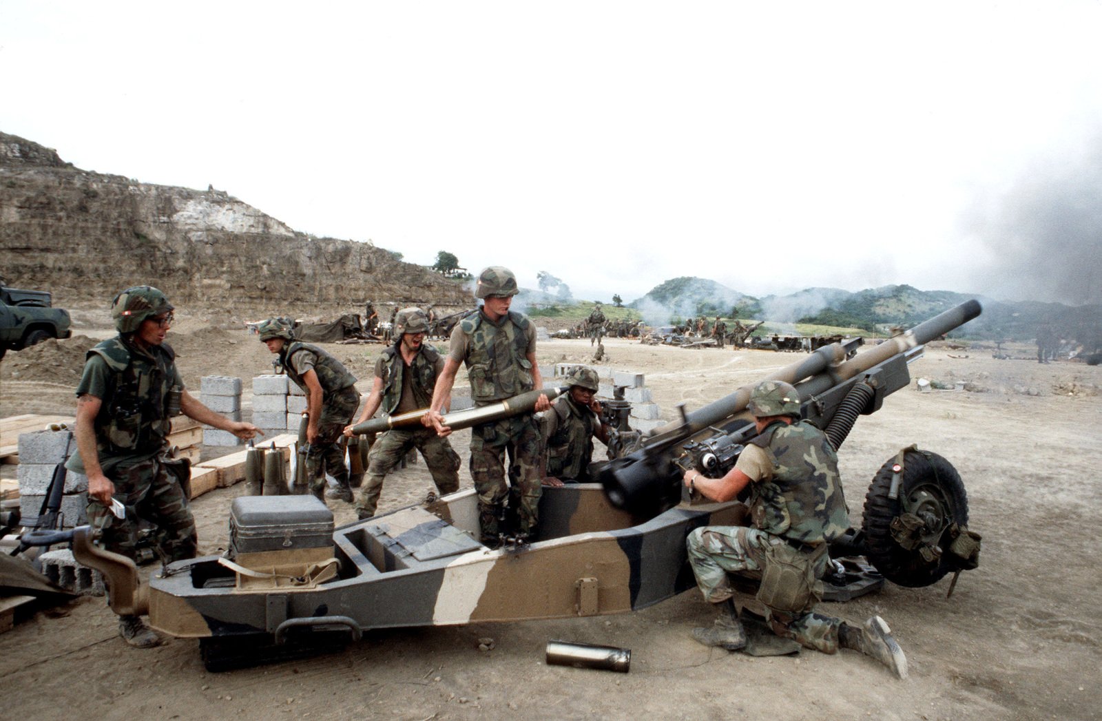 armée américaine 82nd-airborne-artillery-personnel-load-and-fire-m102-105-mm-howitzers-during-b487e3-1600