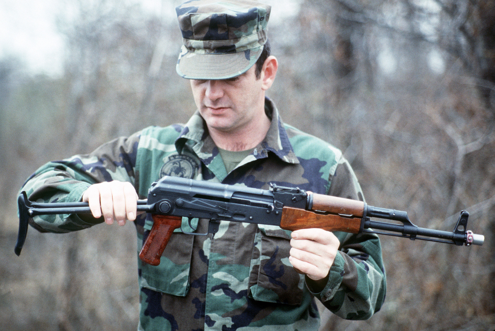 Возьму в руки автомат. АК-74 Бундесвера. AKM Assault Rifle. Солдат с автоматом. АКМ В руках.