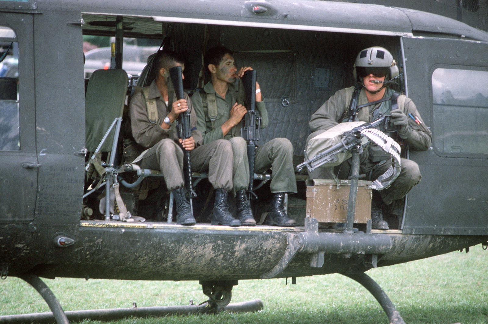 Вьетнам музыка вертолет. Вертолёт ирокез uh-1 во Вьетнаме. Пилот uh1. Uh-1 Iroquois во Вьетнаме. М60 во Вьетнаме вертолёт.