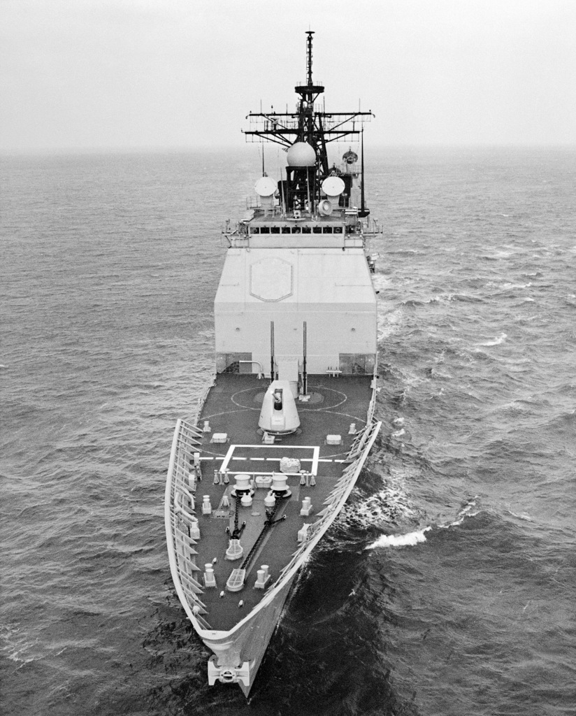 A bow view of the Aegis guided missile cruiser USS YORKTOWN (CG 48 ...