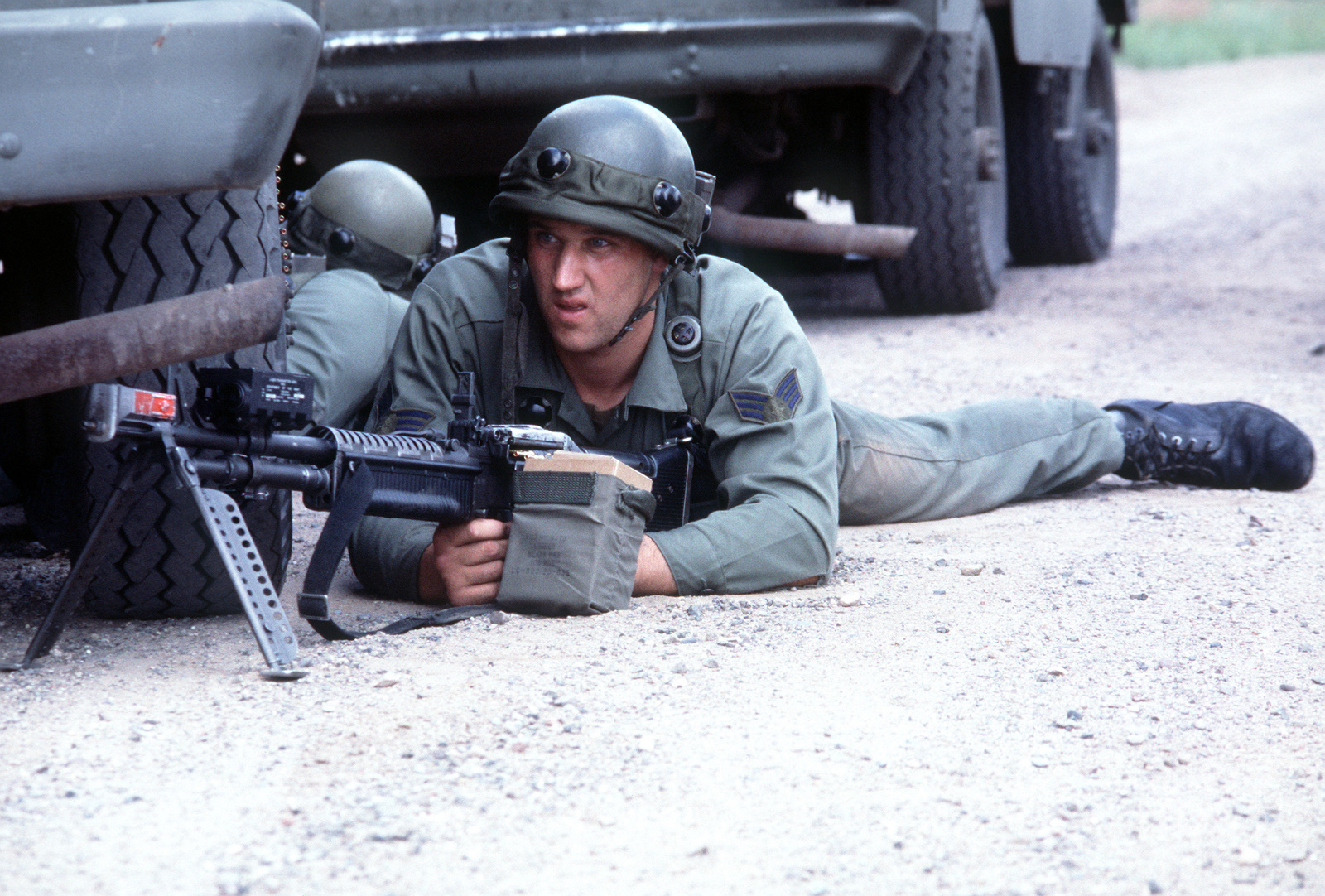 Mitglieder des 410th Security Police Squadron nehmen an einer Übung mit ...