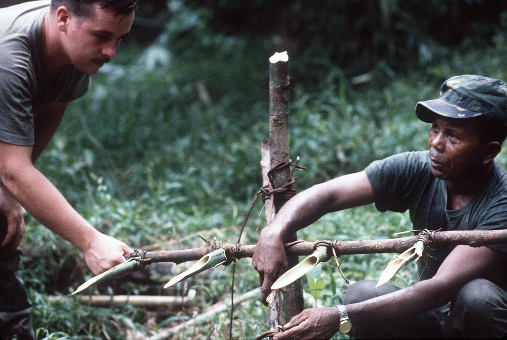 Teaching soldiers how to make a survival fishing net #survival #bushcr