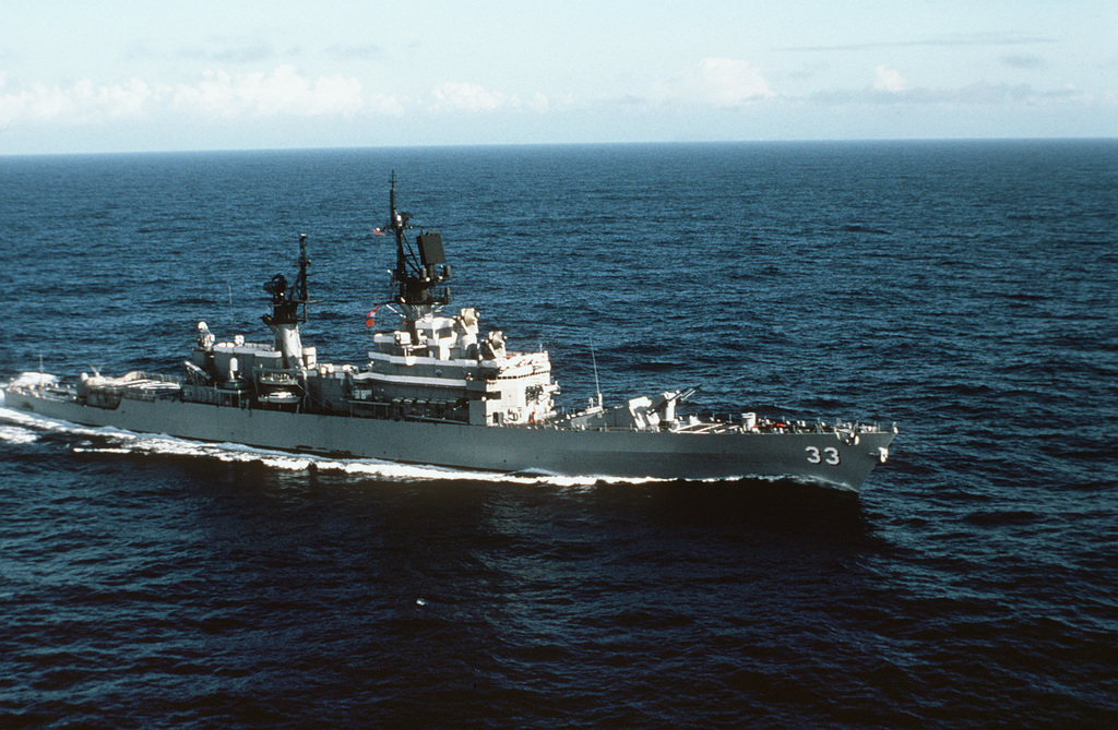 Aerial starboard view of the Belknap class guided missile cruiser USS ...