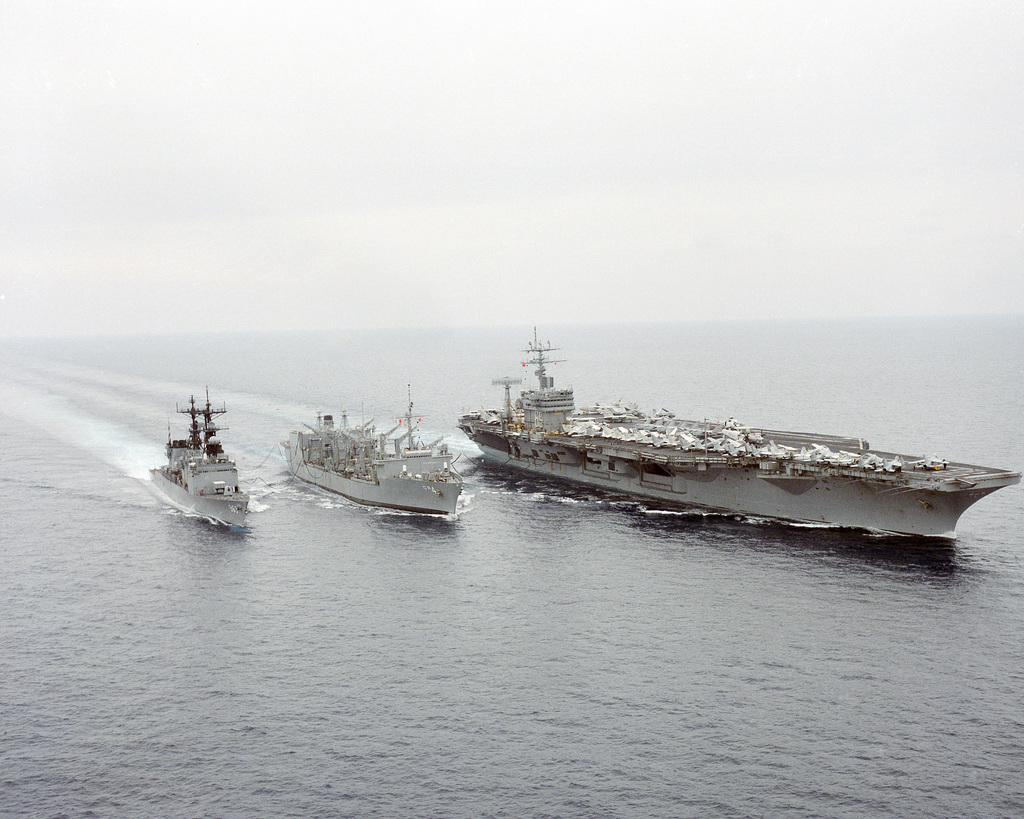 The replenishment oiler USS SAVANNAH (AOR 4) replenishes the destroyer ...