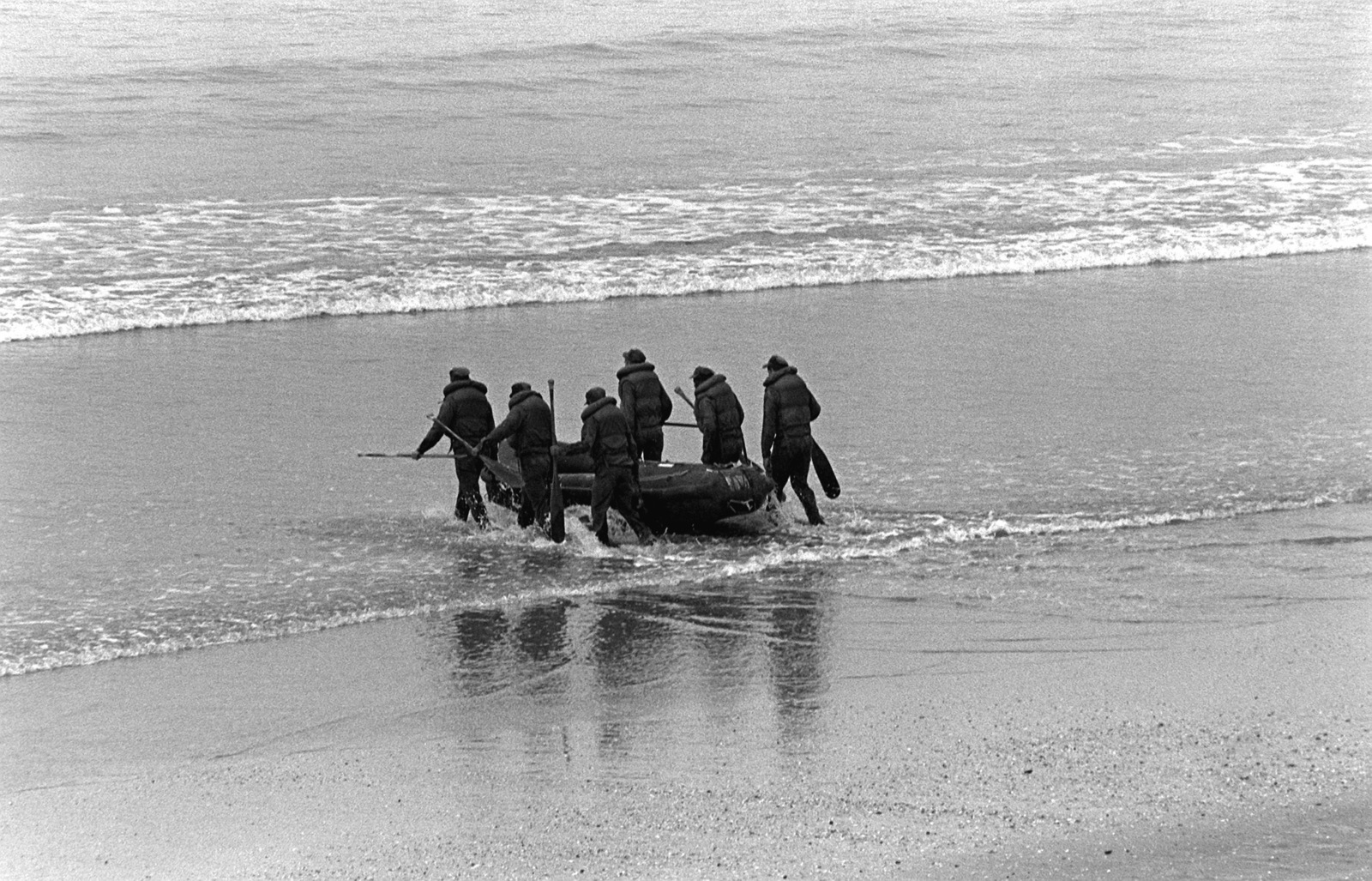 A U.S. Navy Basic Underwater Demolition/Sea-Air-Land (SEAL) (BUD/S ...