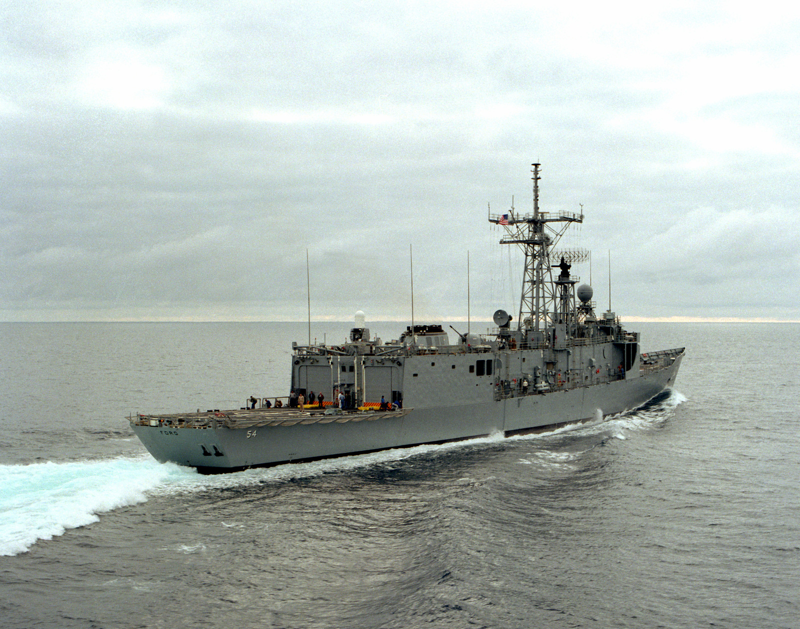 A starboard quarter view of the guided missile frigate USS FORD (FFG-54 ...