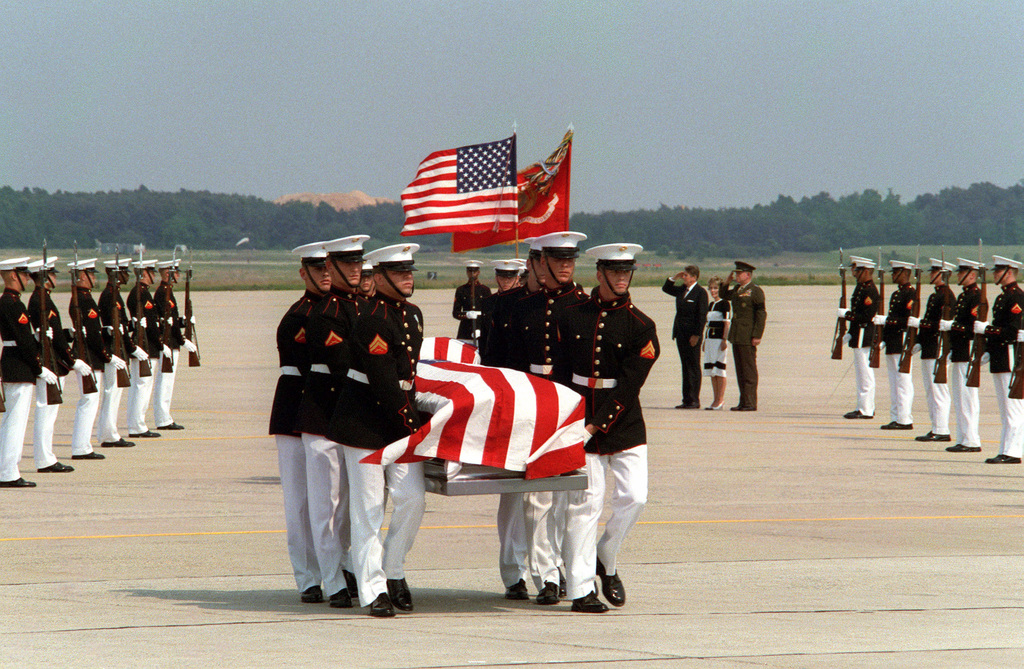 Md страна. Эндрюс авиабаза США. Гроб с американским флагом. Pallbearers.