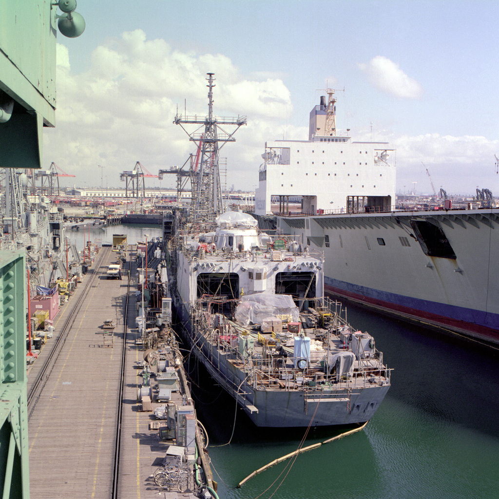 A port quarter view of the guided misile frigate RODNEY M. DAVIS (FFG ...