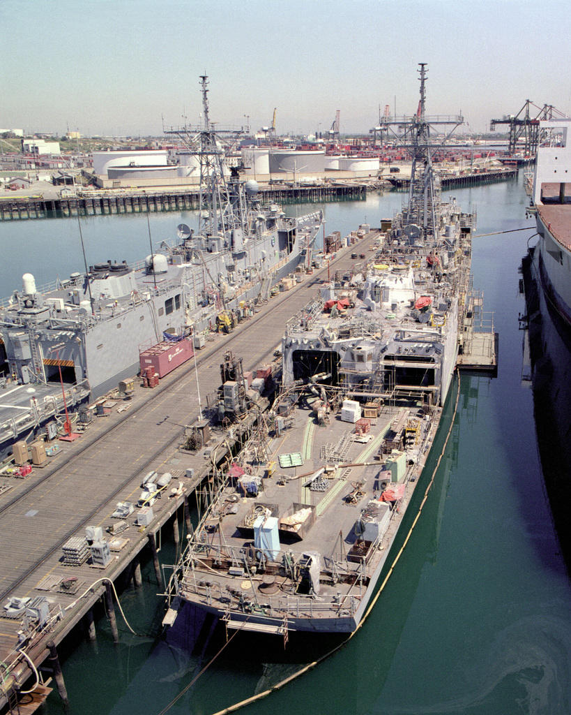 A starboard quarter view of the guided missile frigate RODNEY M. DAVIS ...