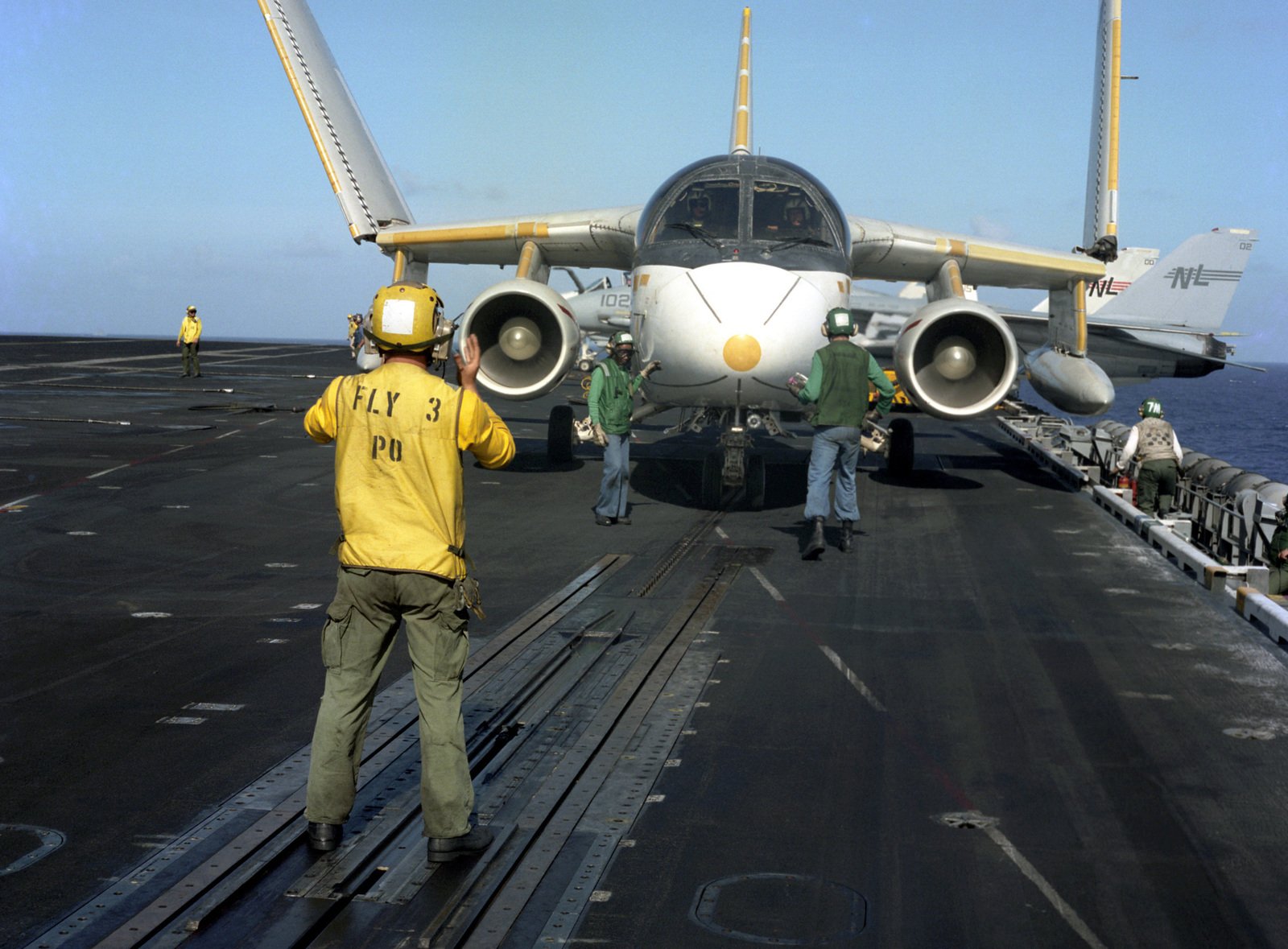 A Us Navy Usn Catapult Crew Guide A Usn S 3a Viking Sea Control Squadron 29