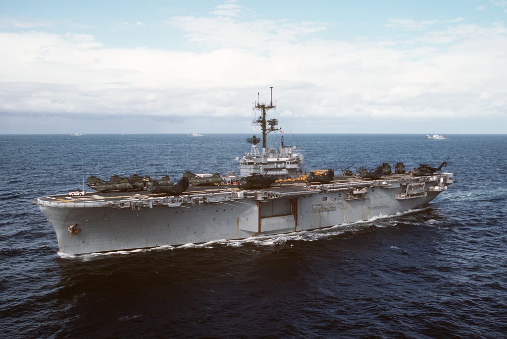 A port bow view of the amphibious assault ship USS INCHON (LPH 12 ...