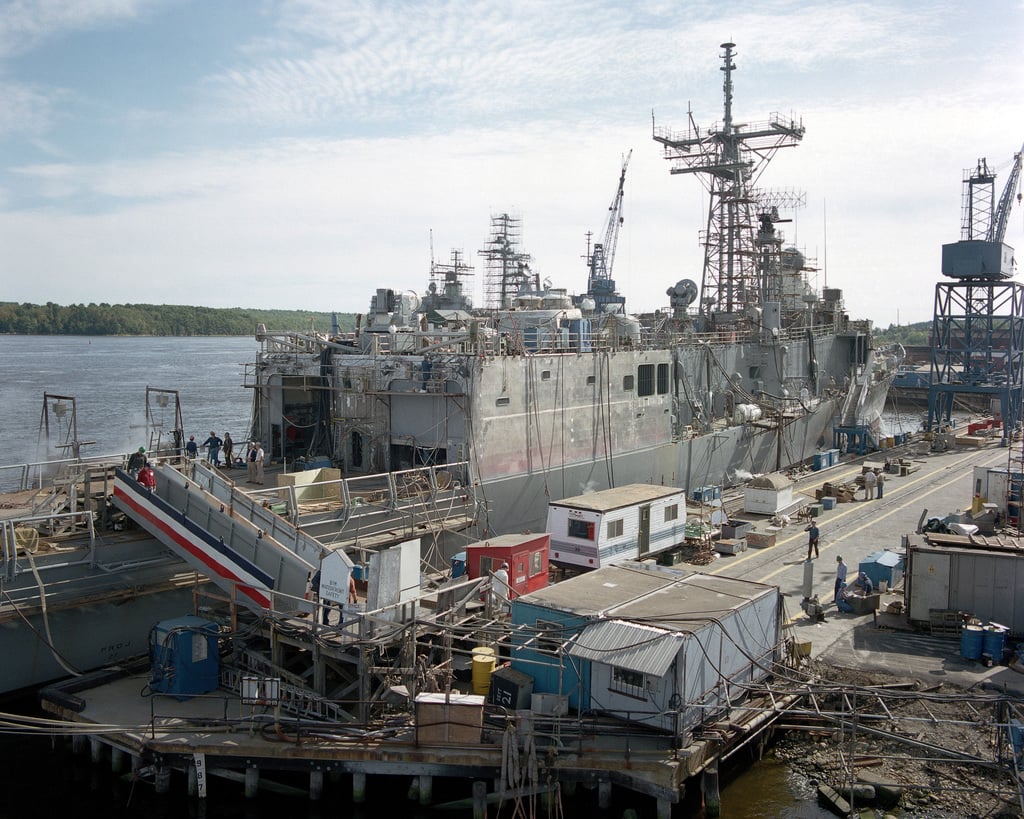 A starboard quarter view of the guided missile frigate USS KAUFFMAN ...