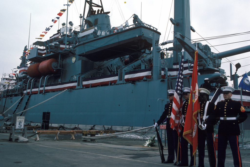 DVIDS - Images - USS Kearsarge Color Guard Presents the Colors at