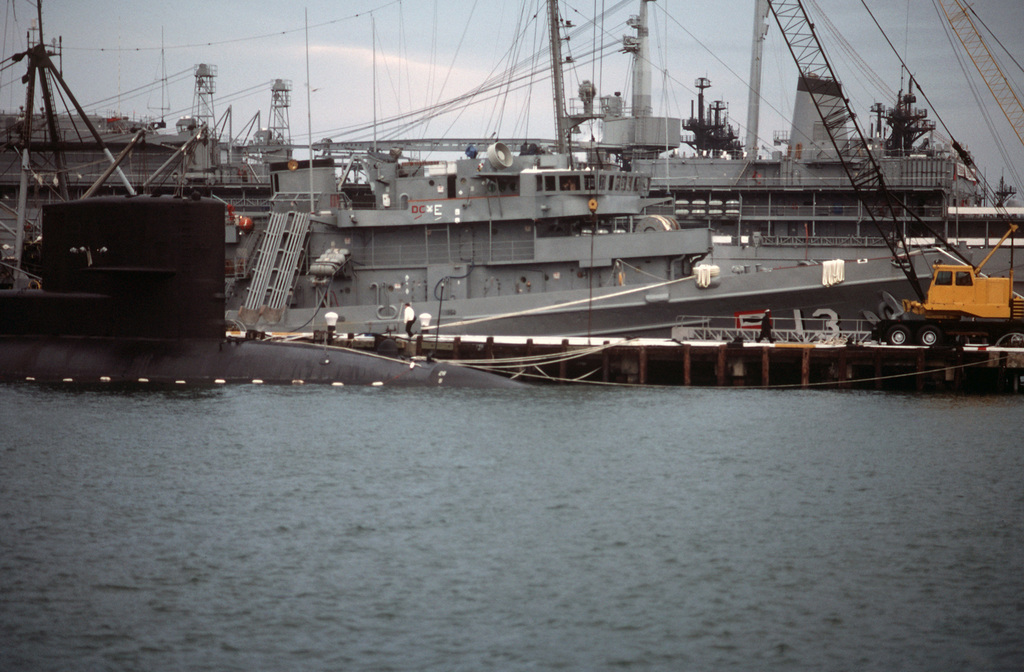 A starboard view of the nuclear-powered attack submarine US RICHARD B ...