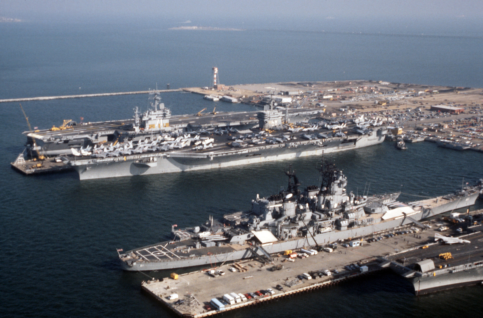 Luftaufnahme des Schlachtschiffes USS IOWA (BB 61) und des ...