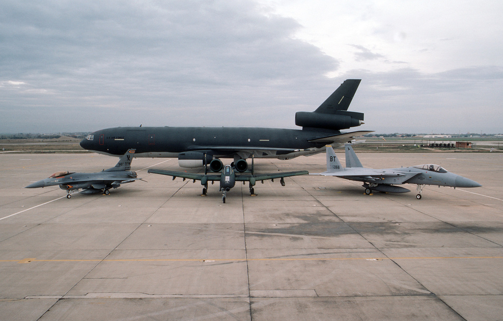 Ein 50th Tactical Fighter Wing F 16c Fighting Falcon Ein 511th Tactical Fighter Squadron A 10