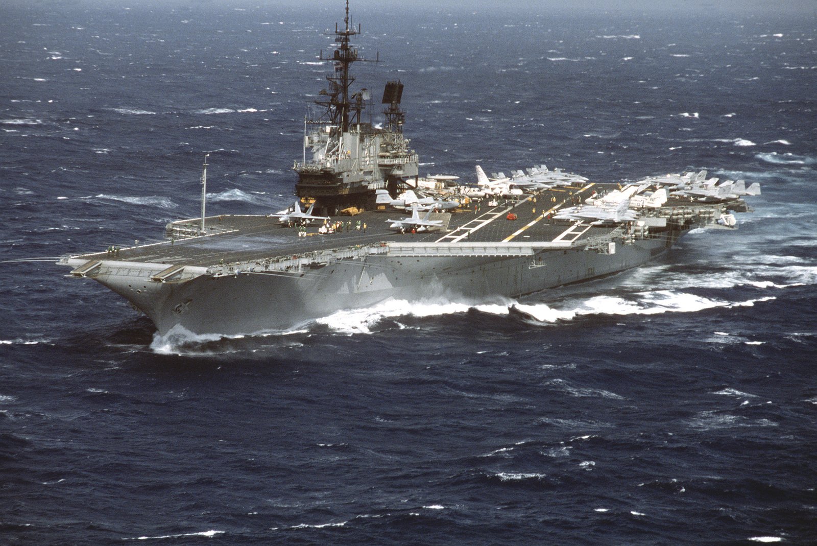 A port bow view of the aircraft carrier USS MIDWAY (CV-41) underway in ...